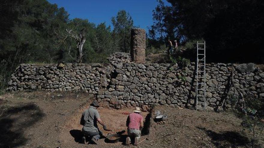 Un momento de la excavación arqueológica junto al molino.