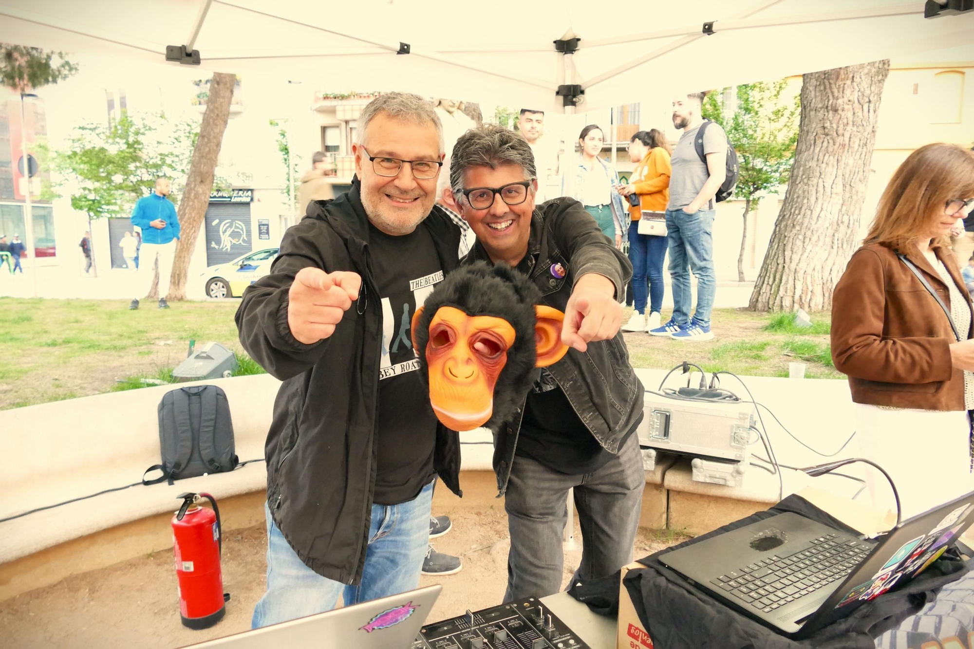 Radio Cassette Night fa moure l&#039;esquelet a desenes de persones per tancar les Fires de l&#039;1 de maig
