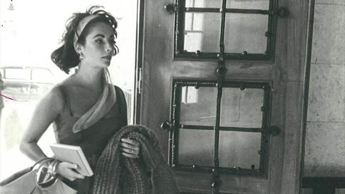 Liz Taylor, a la entrada del Hostal La Gavina, en 1959.