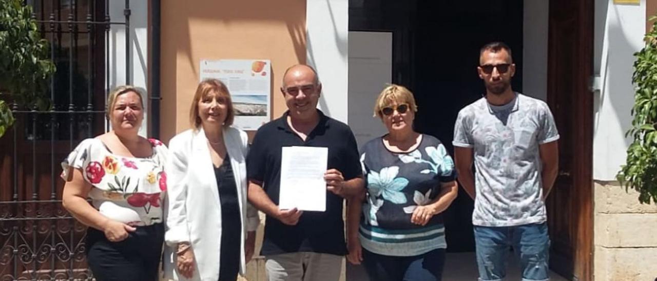 Los concejales del PSOE de Villalonga, con Liduvina Gil, ayer al registrar la fallida moción de censura.     levante-emv