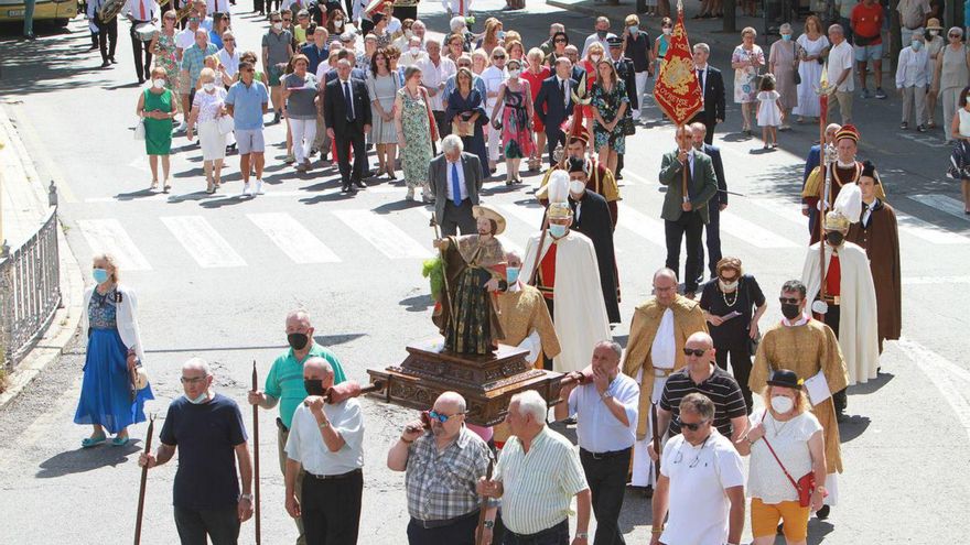 La procesión del Santiago Apóstol, recorriendo las calles de A Ponte. | // IÑAKI OSORIO