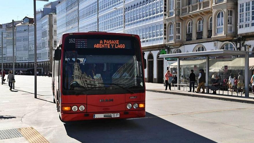 Un autobús de la línea 1-A circula por A Coruña. | // VÍCTOR ECHAVE