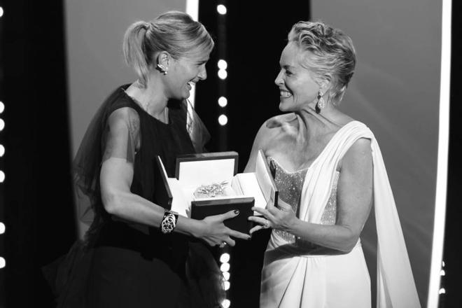 Julia Ducournau recibe de manos de Sharon Stone la Palma de Oro en Cannes