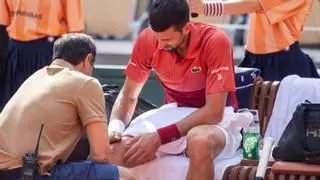Djokovic llega a Wimbledon con protección en la rodilla
