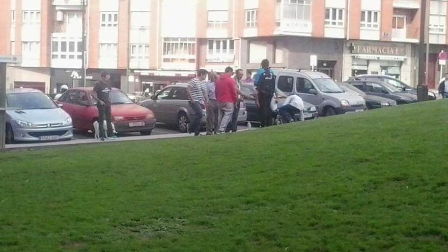 La Policía atiende a la propietaria de uno de los perros, rodeada de vecinos.