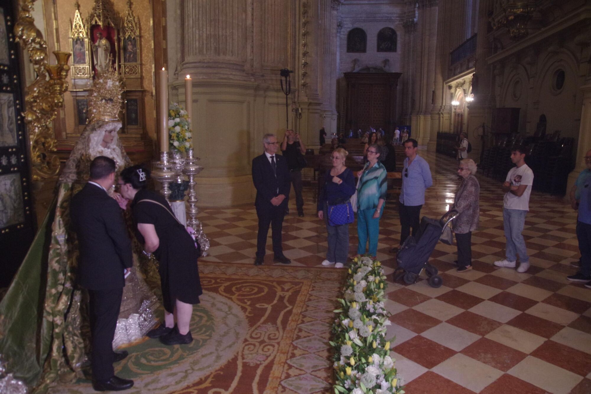 Besamanos a la Virgen de la Esperanza en la Catedral de Málaga tras participar en la procesión de Roma
