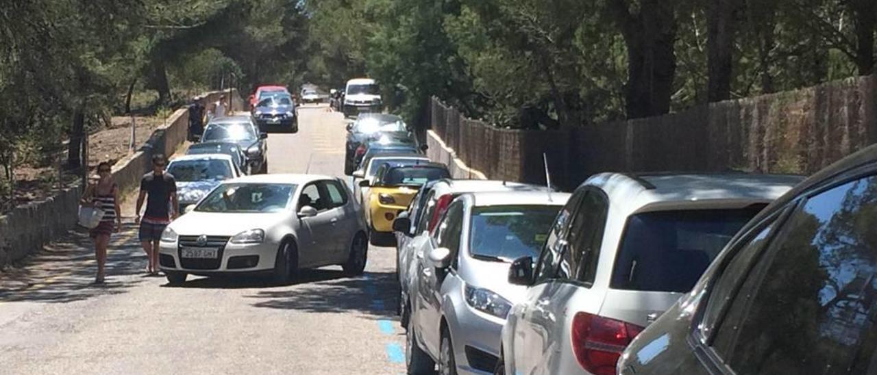 La congestión veraniega de ses Covetes es evidente.