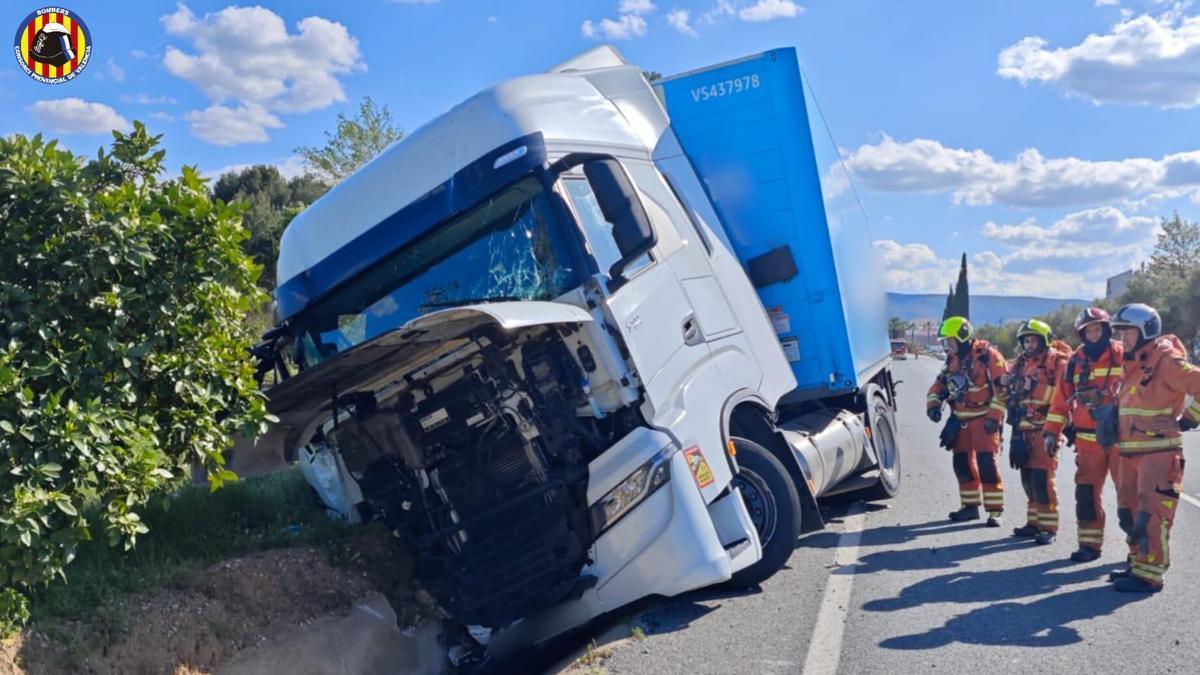 El camión de mercancías se ha salido de la vía en la CV-650 a su paso por Ontinyent.