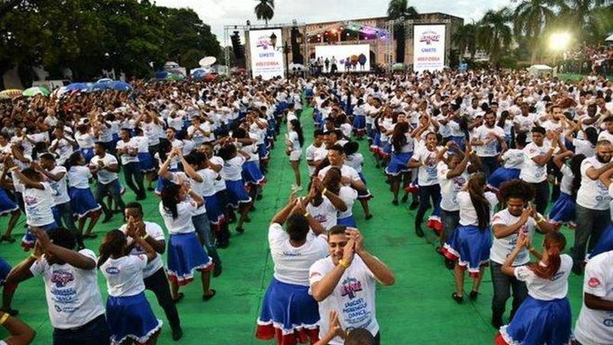 A ritmo de merengue 427 parejas dominicanas baten un récord Guinness de baile