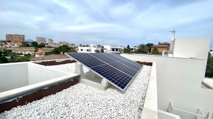El ahorro de las instalaciones fotovoltaicas supera a la inversión, que se amortiza en unos 4 a 6 años y tienen una vida útil de 25.