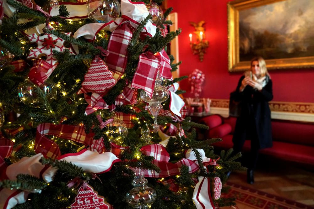 La Casa Blanca també es decora quan arriben les festes de Nadal. La primera dama, Melania Trump, és l''encarregada de mostrar als periodistes les estances decorades.