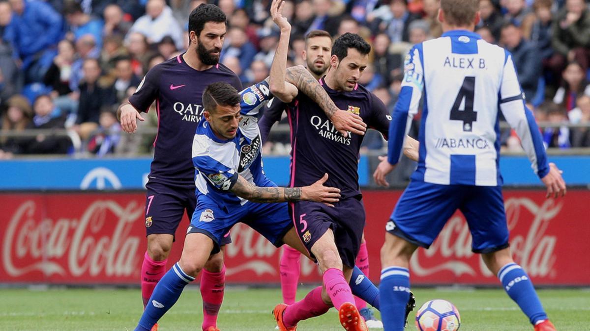 Arda Turan y Sergio Busquets con Carles Gil y Alex Bergantiños durante el Depor - Barça de la Liga 2016 /2017