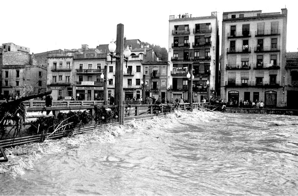 Crescuda de l'Onyar al seu pas per Girona des del Pont de l'Alferes Huarte l'any 1940