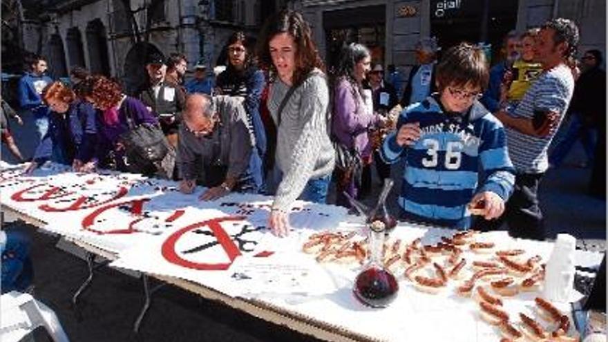 La xoriçada contra les retallades celebrada ahir a la Rambla de la Llibertat de Girona.