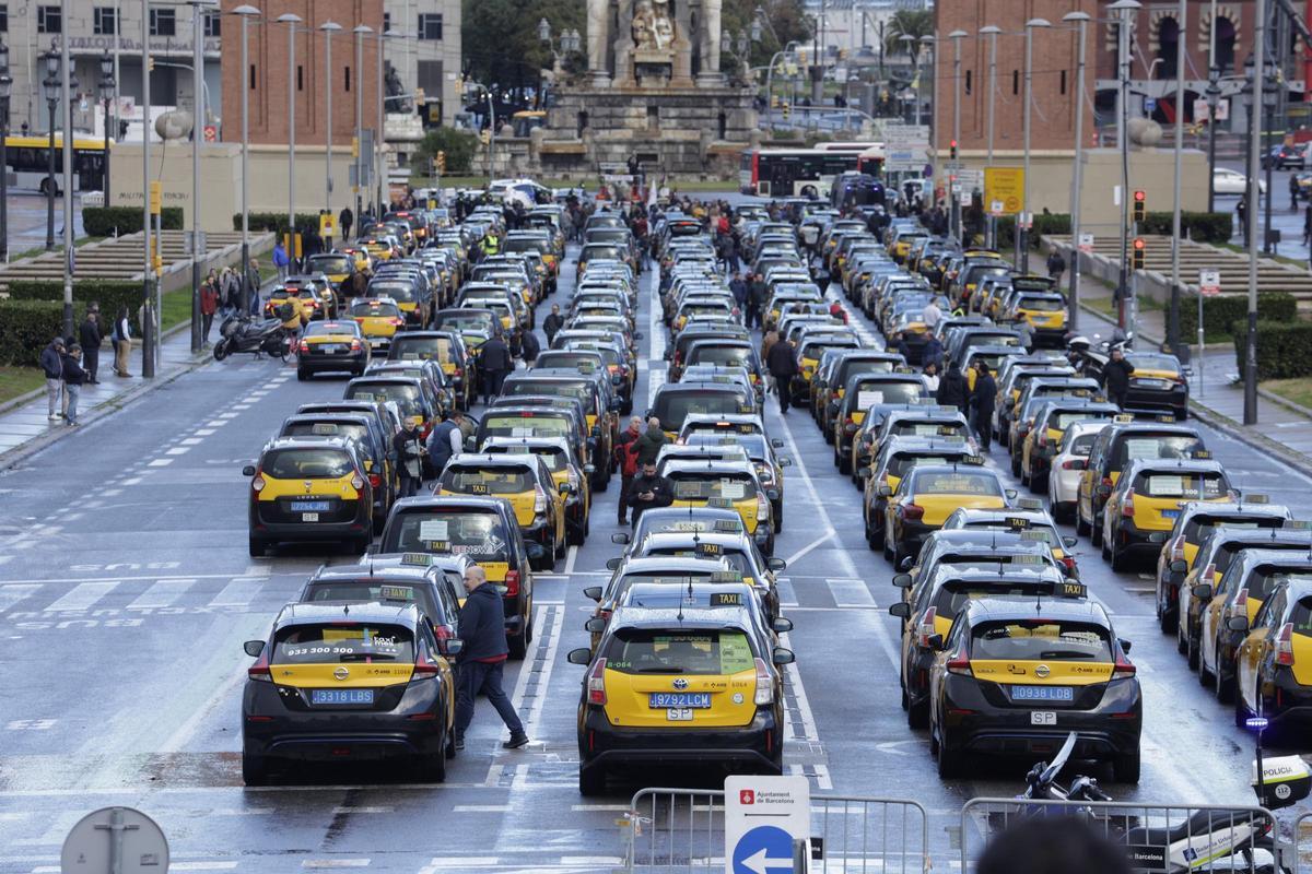 Marcha lenta de taxis en Barcelona