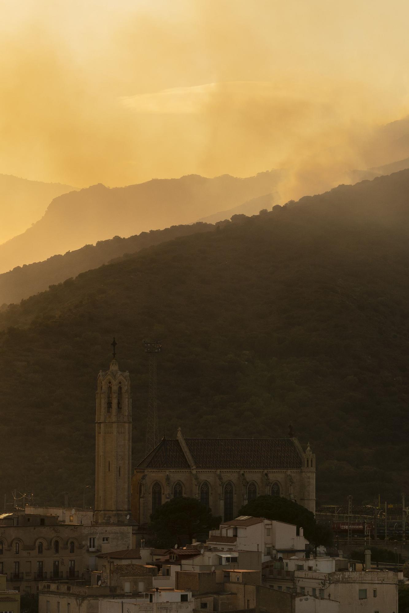 Un incendi sense control atiat per la tramuntana alerta Portbou