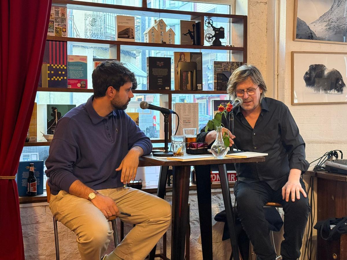 Xaime Martínez (izquierda) y Nacho Vegas, este jueves, en el acto del POEX celebrado en la cafetería Toma 3.