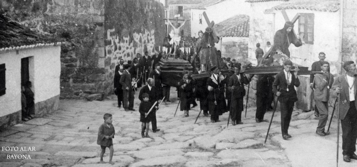 Una procesión de los Pasos en Baiona en los años 20.   | // AURELIO REY ALAR