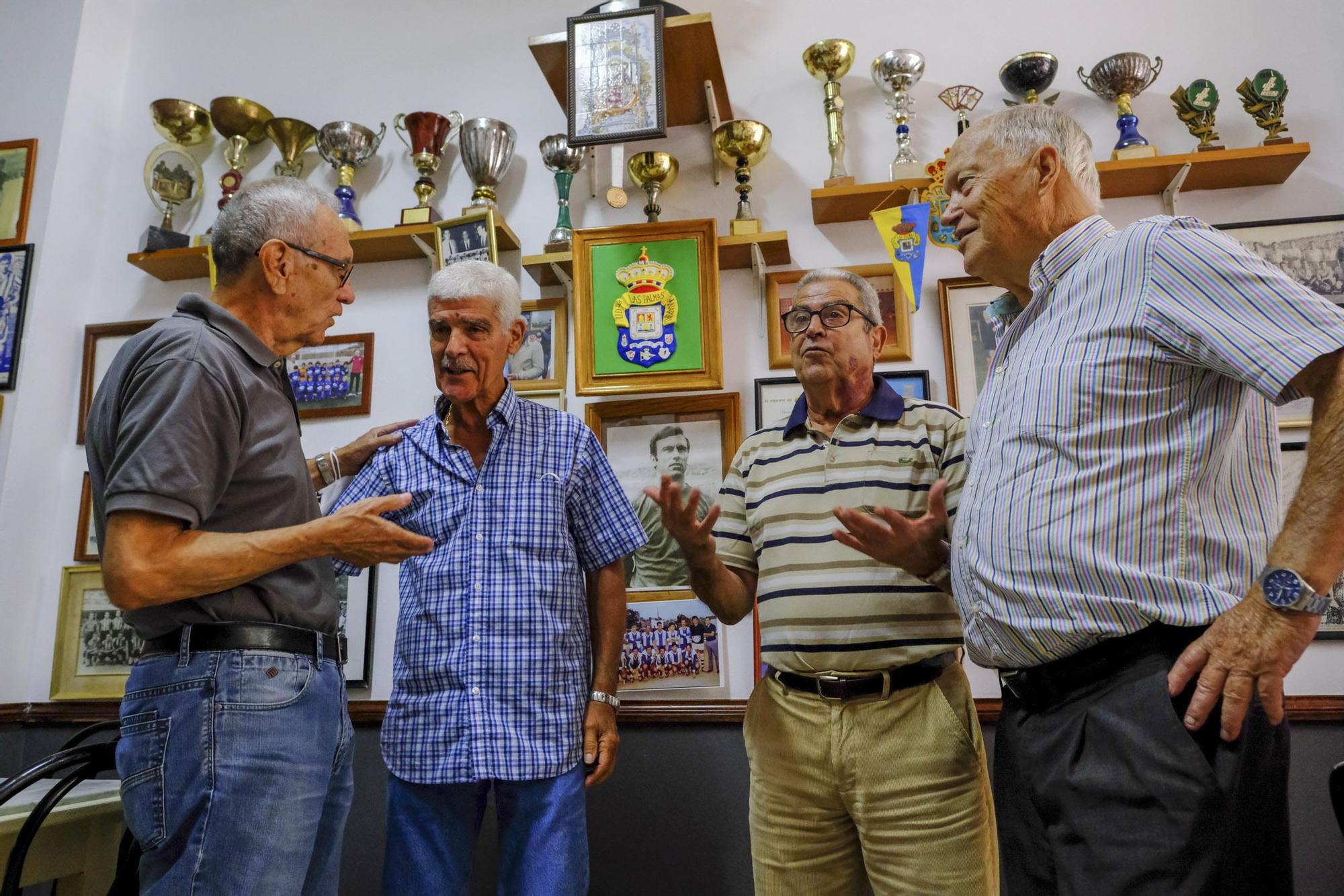 Ex de la UD (Germán Dévora, Paco Castellano, Páez y Hernández) se reúnen en un local para jugar cartas y contar batallas