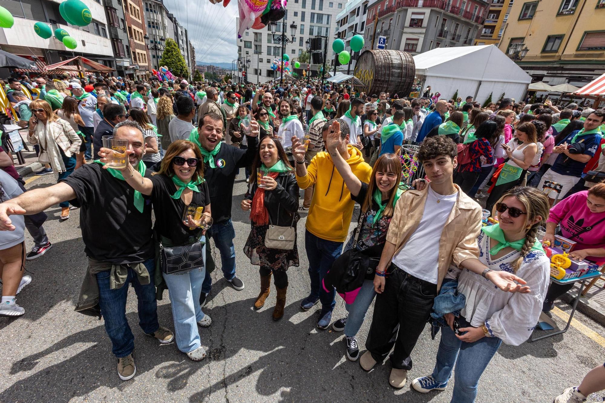 EN IMÁGENES: El buen tiempo y el oviedismo maridan una preba de la sidra multitudinaria en Gascona