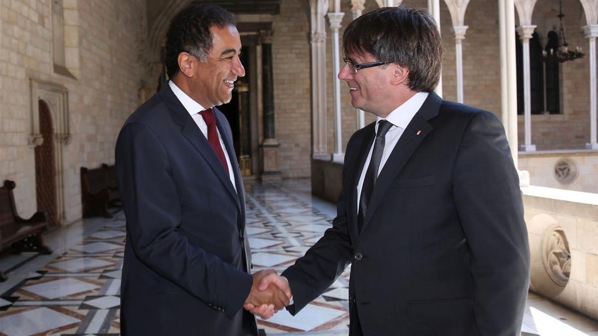 Sijilmassi en el Palau de la Generalitat, con el president Carles Puigdemont, el 31 de agosto del 2016; eran otros tiempos.