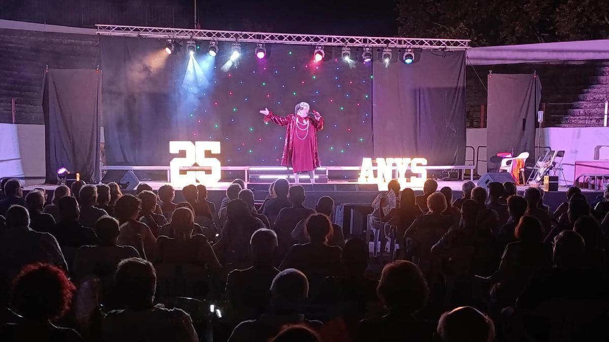 Madò Pereta, en una imagen de su actuación en Alcúdia por la misma gira que ha causado polémica en Santa Margalida.
