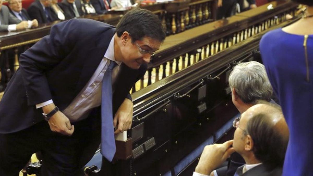 Óscar López conversa con el presidente del Senado, Pío García-Escudero, el pasado 14 de enero.
