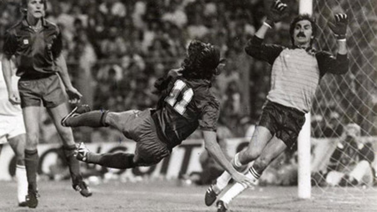 El gol de Marcos, en 1983, y el de Mathieu, en 2015. Dos vuelos muy recordados