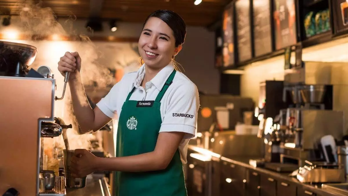 Cu芍nto gana un trabajador de Starbucks en 2025: sueldo base y complementos