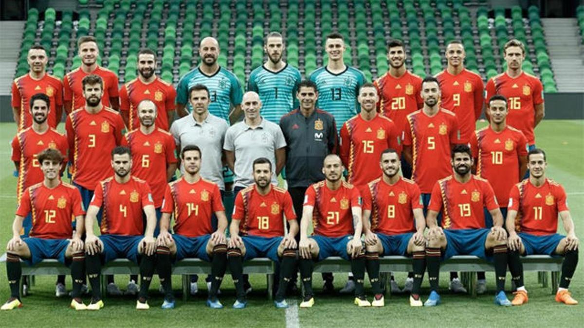 España repite la foto oficial, esta vez con Fernando Hierro