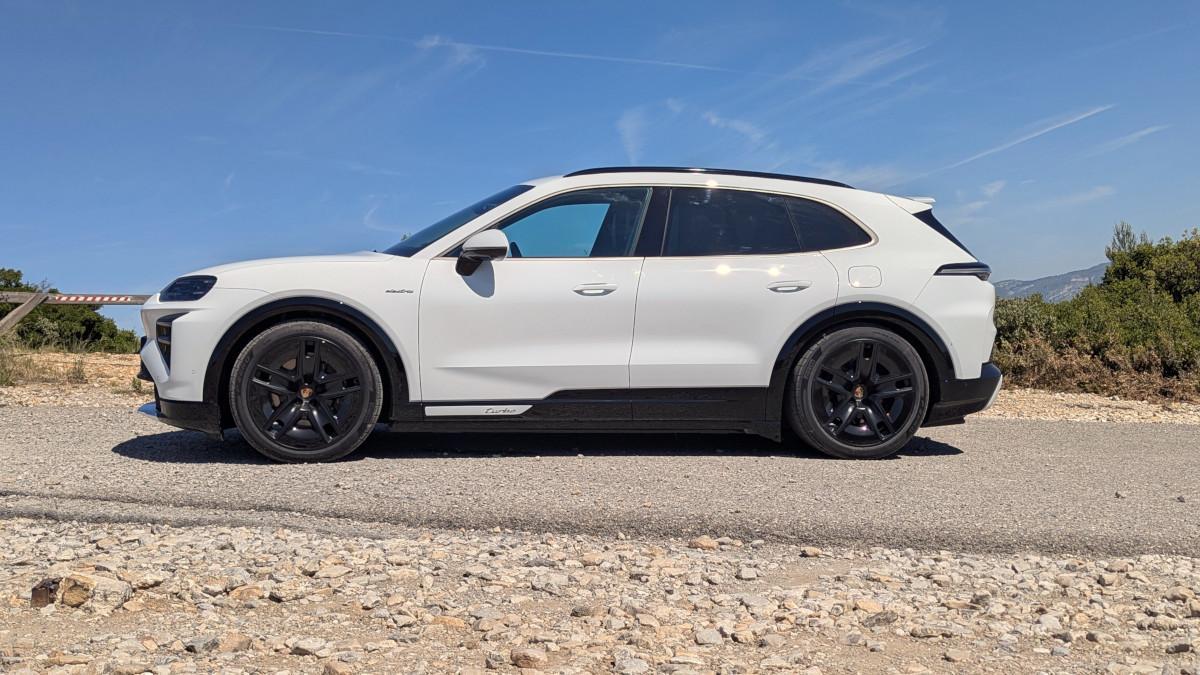 Hiper otomobil ruhuna sahip bir aile otomobili olan Porsche Cayenne Electric'in ilk testi