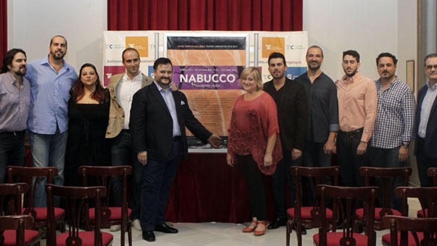 Pedro Carrillo, José Antonio García, Mali Corbacho, David Martel, Luis Cansino, Maribel Ortega, Arturo Díez Boscovich, Ángel Rodríguez, Jesús Gómez, Javier Agulló y Juan Antonio Vigar, en la presentación de «Nabucco» en el Salón Rossini del Teatro Cervantes.