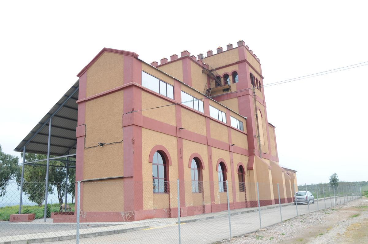 10.Centro de Interpretación:  Situado en el acceso al pozo de la Abundancia, permite ver la boca del mismo, que medía 185 metros (ahora anegado). También conserva el mecanismo del ascensor y ofrece paneles explicativos del desarrollo de la minería. AMAM cree que deben reforzarse sus contenidos.