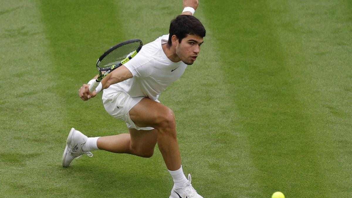 El murciano Carlos Alcaraz, ayer, en su estreno en Wimbledon ante el veterano Jeremy Chardy.