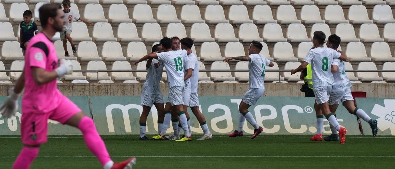 Los futbolistas del Córdoba CF B festejan su gol en la ida frente al Getafe B.