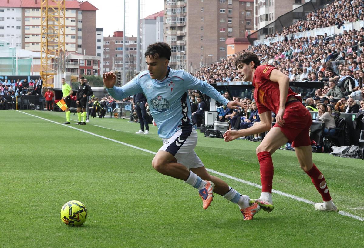 Miguel Román, en el partido de esta temporada en Vigo contra el Valencia
