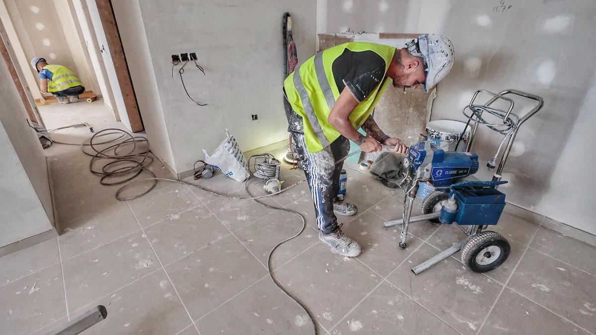 Trabajadores en una promoción pública de Visocan en Santa Cruz de Tenerife