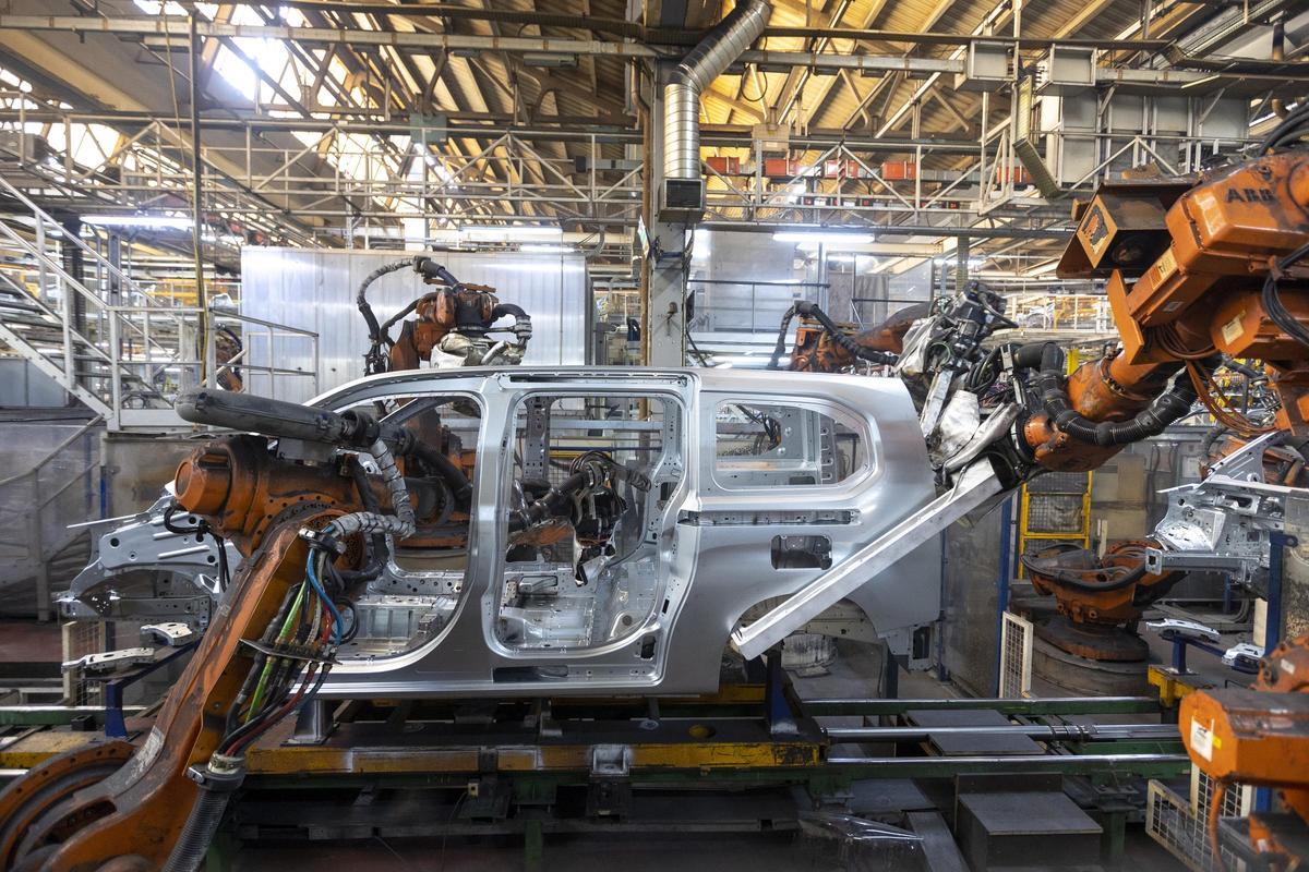 Una furgoneta K9 de Stellantis Vigo durante el proceso de soldadura.