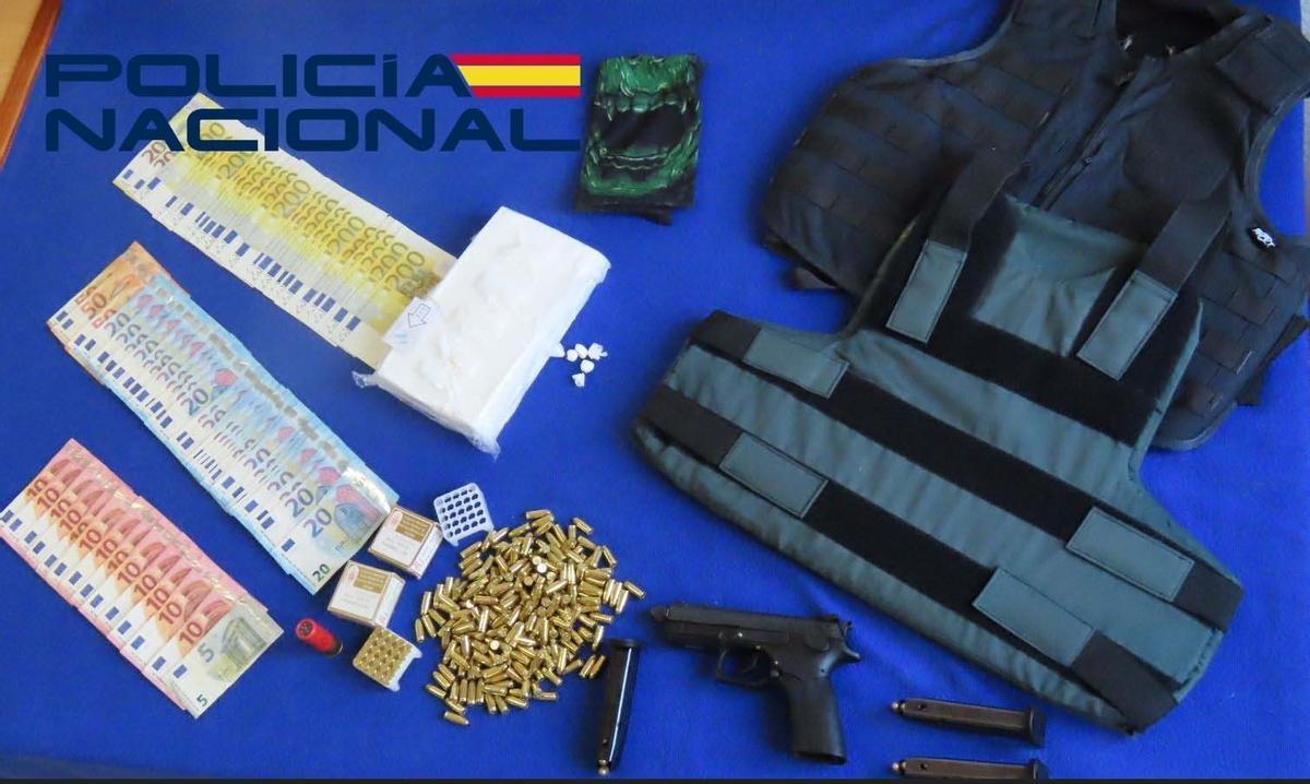Cocaína, pistola, munición y dinero intervenido por la Policía Nacional en la operación antidroga.