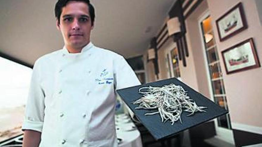 El distribuidor Delfín Jesús García, ayer, con el hostelero Justo José Cuesta con sus tres kilogramos de angula vendidos a 2.113 euros el kilo.