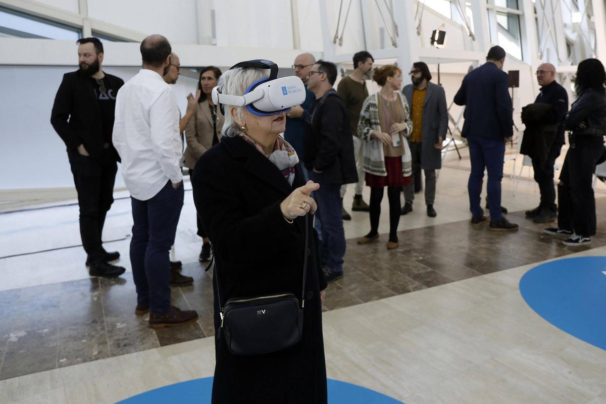 Otra usuaria con gafas del proyecto 'Galiverso, o vello Portomarín' en el Museo Centro Gaiás