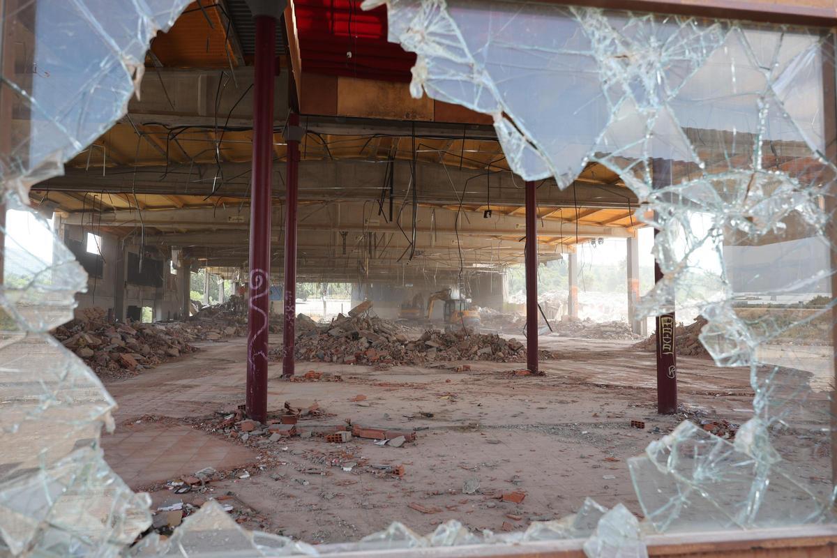 Galería de fotos del derribo de la mítica discoteca Pirámide en Cabanes
