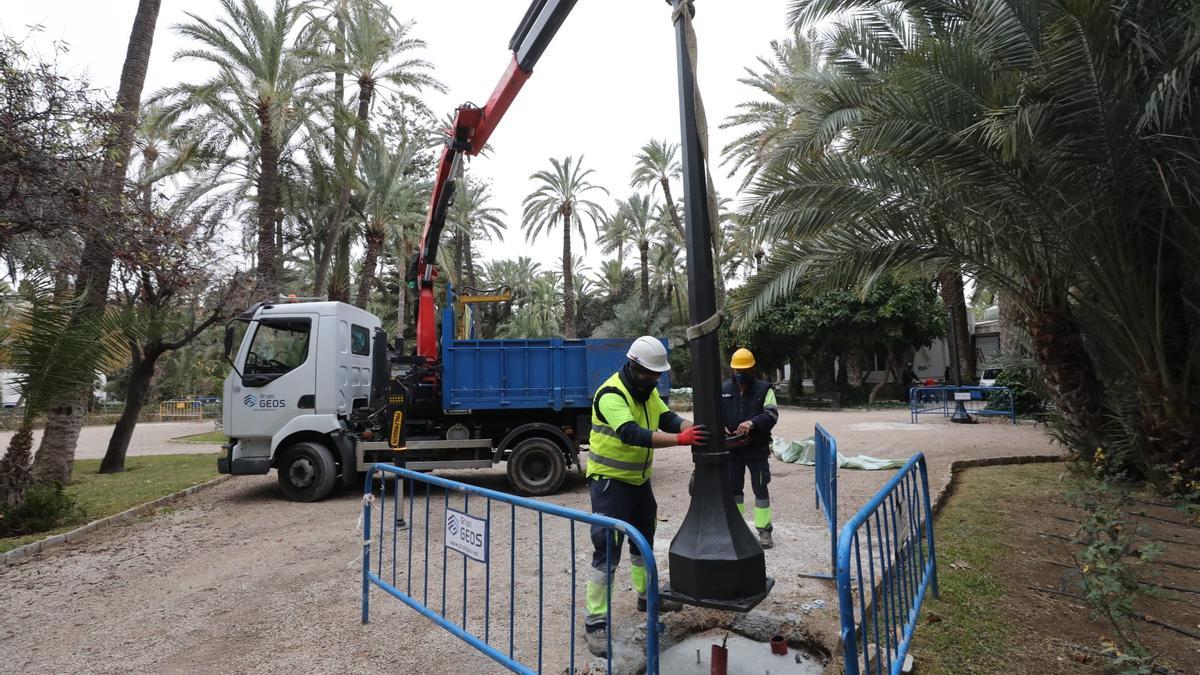 Trabajos de renovación de las farolas de Elche.