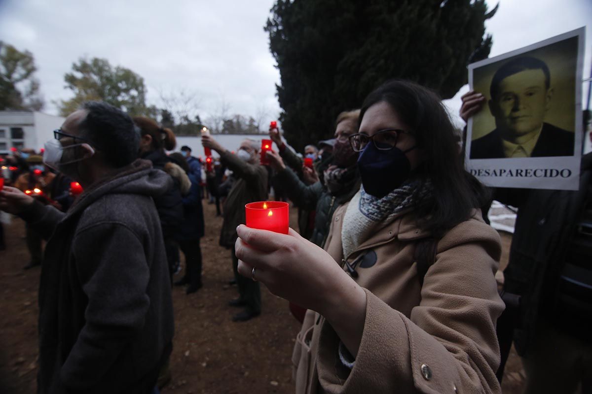 Velas en el cementerio de la Salud por las victimas del franquismo en Córdoba