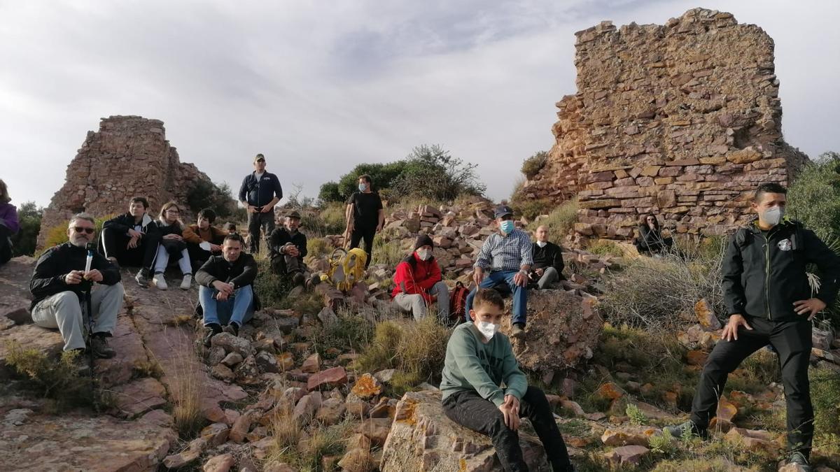 Los participantes en la ruta en el momento de su llegada al castillo de la Vall d&#039;Uixó.