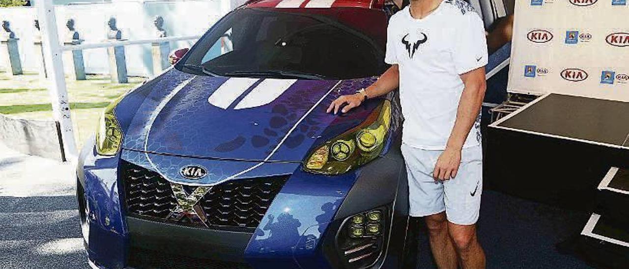 Rafa Nadal junto al Kia X-Car en Melbourne. // FdV