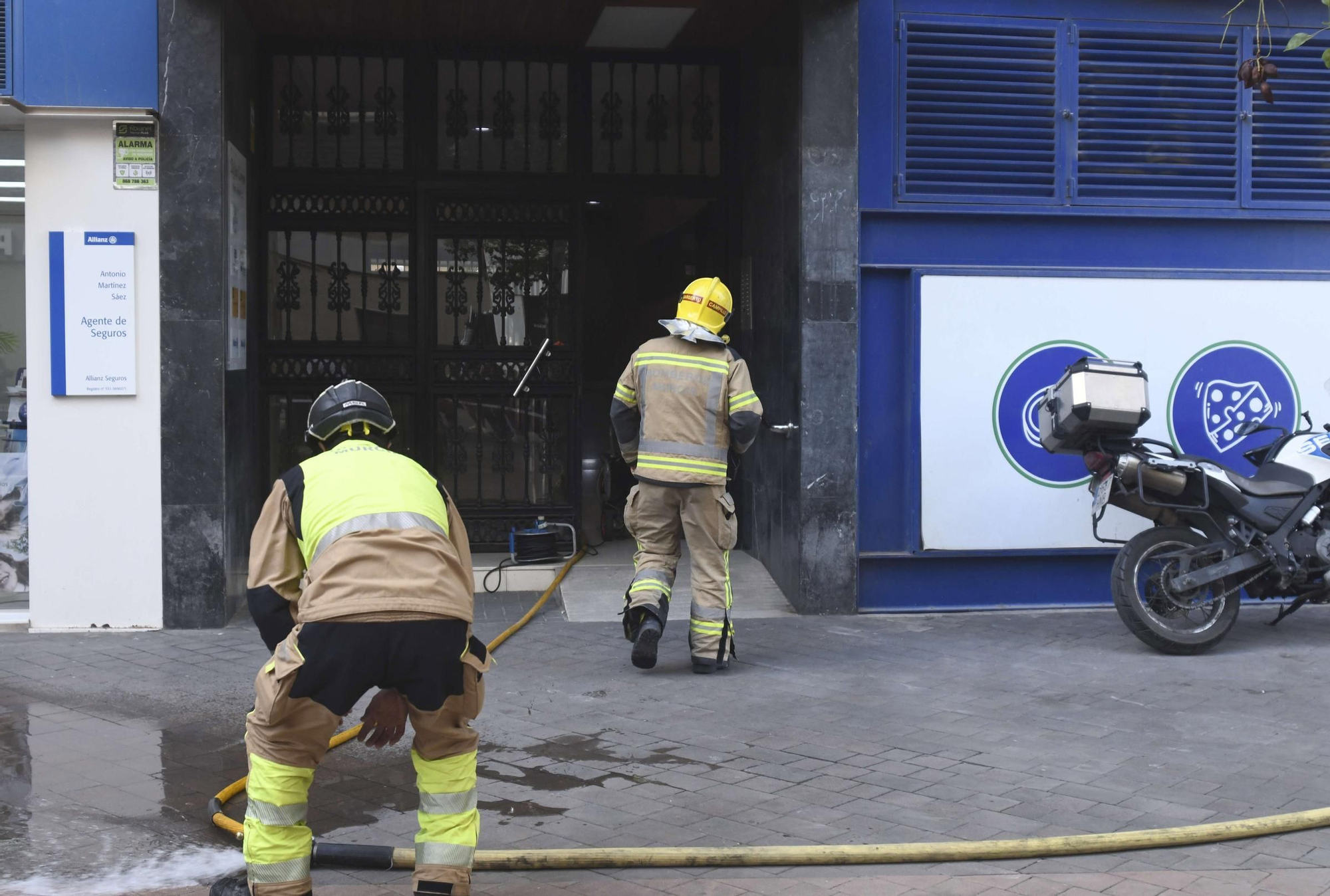 El incendio de un edificio en la Plaza Condestable, en imágenes