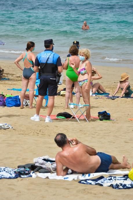 28-08-2020 LAS PALMAS DE GRAN CANARIA. Playa de Las Canteras.  La Policía Local intensifica los controles por las nuevas normativa anti covid. Fotógrafo: ANDRES CRUZ  | 28/08/2020 | Fotógrafo: Andrés Cruz