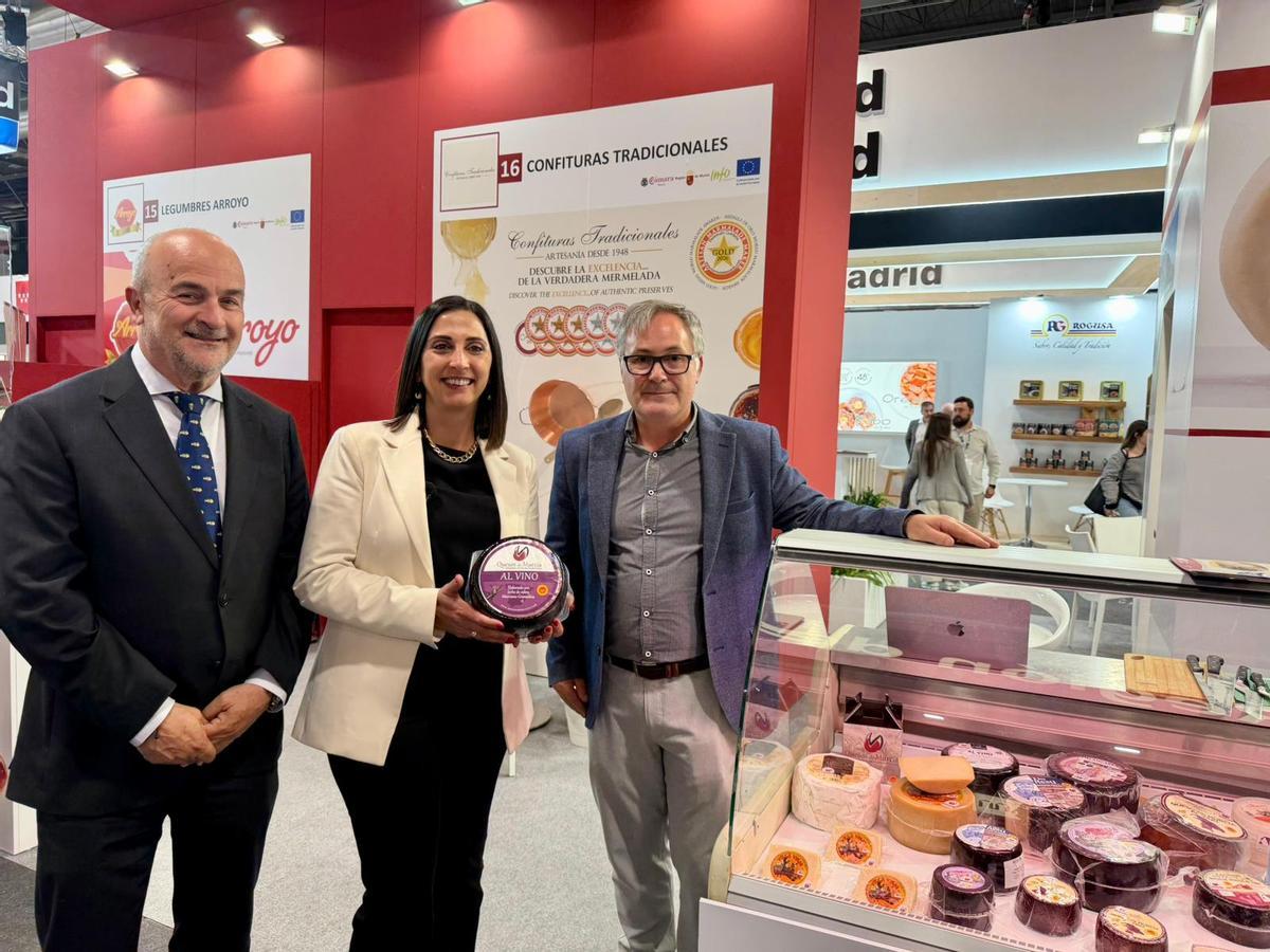 La consejera de Agua, Agricultura, Ganadería y Pesca, Sara Rubira, acudió a la feria.