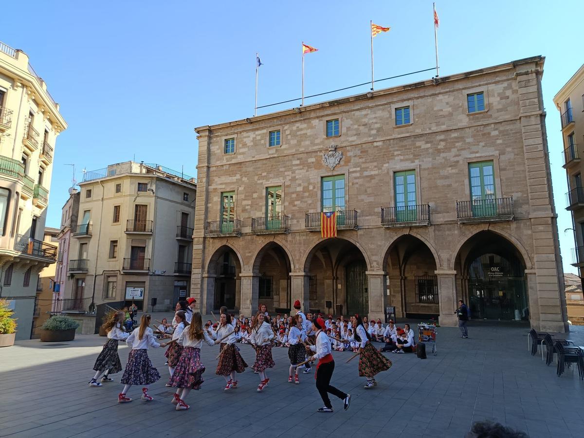 Ball de bastons a la plaça Major de Manresa